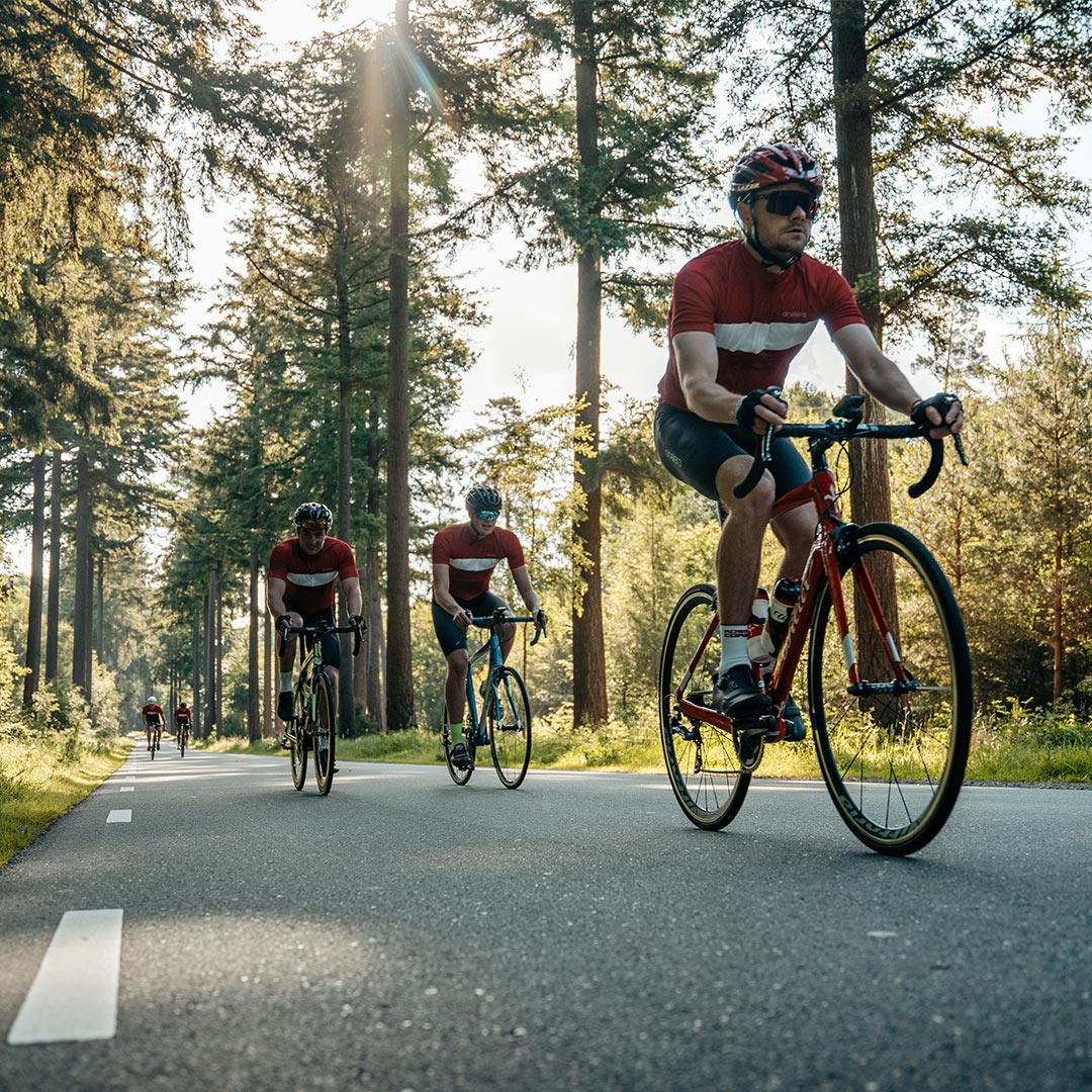 Mannen met fietskleding op de racefiets